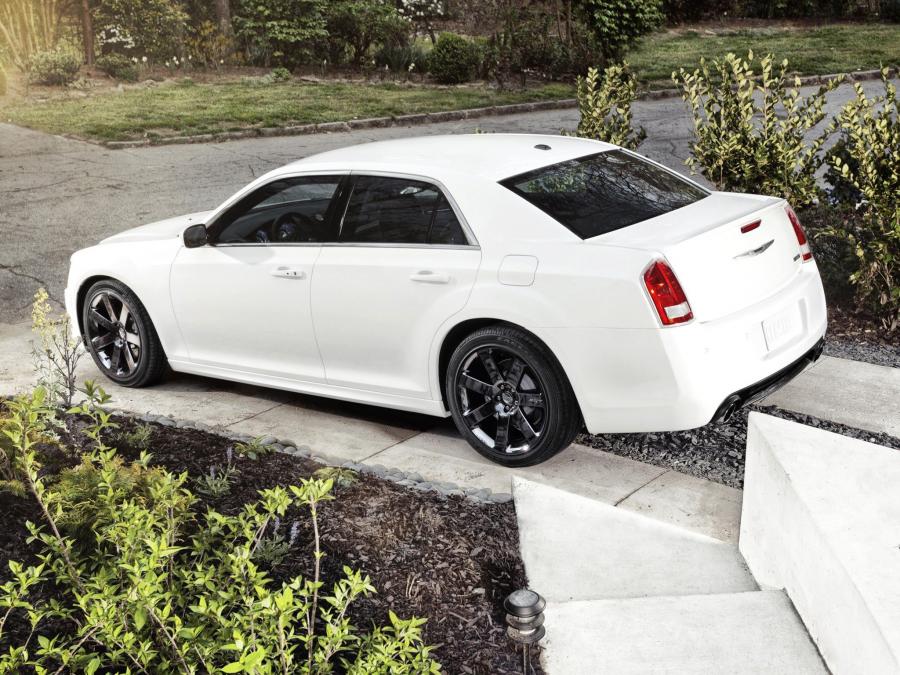  Chrysler 300C SRT8 2011 года  (фото 14 из 17)